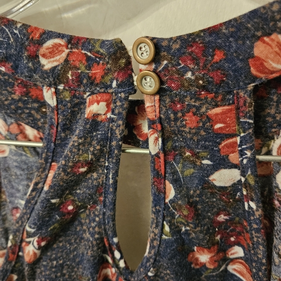 5/$25 Blue and Red Floral Top - Picture 3 of 6